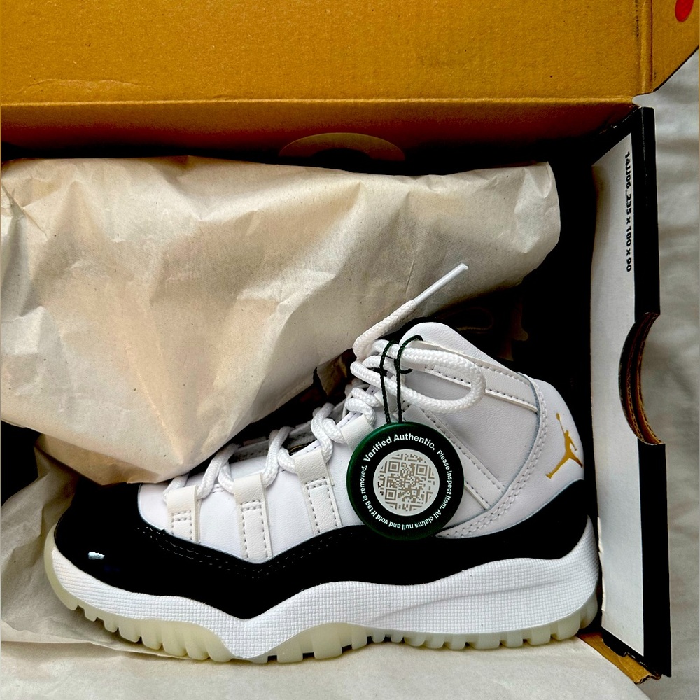 NIB Black & White JORDAN 11 Retros SIZE 12C